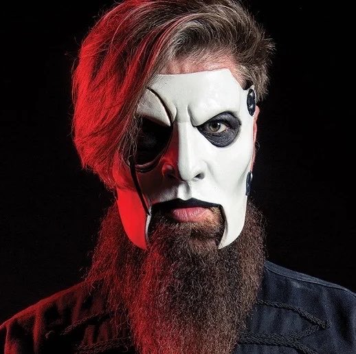 stagepopbr's tweet photo. James Root, guitarrista do Slipknot, se pronunciou sobre a criticada escolha de Marilyn Manson como atração de abertura de alguns shows da nova turnê da banda e afirmou que não participa dessas decisões:

“Eu me mantenho afastado da logística de turnês e tudo mais. Me concentro em compor e em ser guitarrista. Então, perdoem minha ignorância sobre com quem fazemos shows. Há outras pessoas com cérebros muito maiores que o meu que coordenam tudo isso e, honestamente, não acompanho bandas novas ou músicas novas.”