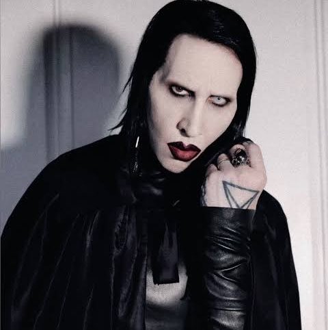 stagepopbr's tweet photo. James Root, guitarrista do Slipknot, se pronunciou sobre a criticada escolha de Marilyn Manson como atração de abertura de alguns shows da nova turnê da banda e afirmou que não participa dessas decisões:

“Eu me mantenho afastado da logística de turnês e tudo mais. Me concentro em compor e em ser guitarrista. Então, perdoem minha ignorância sobre com quem fazemos shows. Há outras pessoas com cérebros muito maiores que o meu que coordenam tudo isso e, honestamente, não acompanho bandas novas ou músicas novas.”