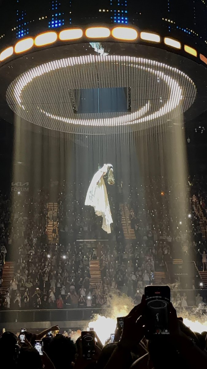 Alessandra0542's tweet photo. The lights came on, and the night began. ✨🎤 https://t.co/vjSFfF1SMd
