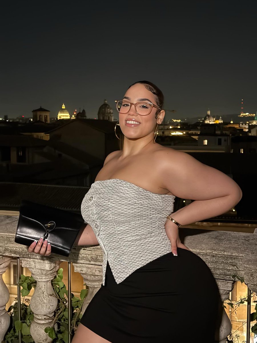 Gemsjew's tweet photo. First date where are you taking me?  Tell me in the comments 😜👇 https://t.co/EnP4uyDzvM
