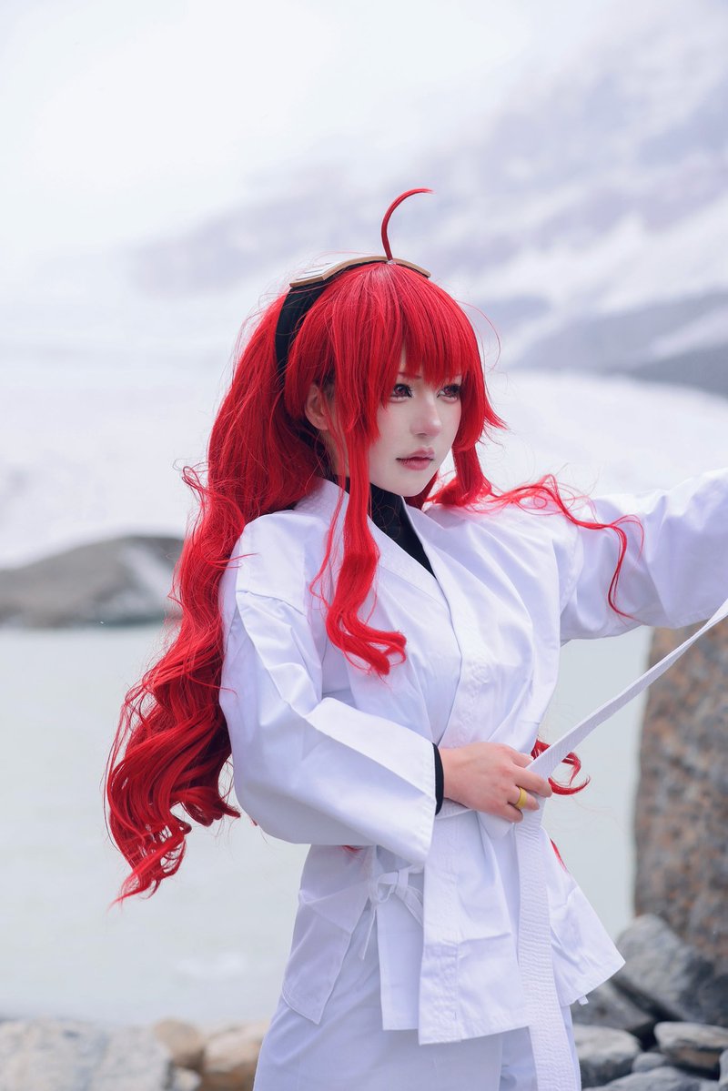 TakanashiHanari's tweet photo. おはようございます！
#無職転生コスプレ

これAI背景じゃないよ〜！
5時間運転して、そこから30分くらい山を登ってやっと着いたカナダの世界遺産、コロンビア・アイスフィールド❄️
大変すぎたけど、この景色なら頑張った甲斐あった✨ https://t.co/d71Klc0Gyh