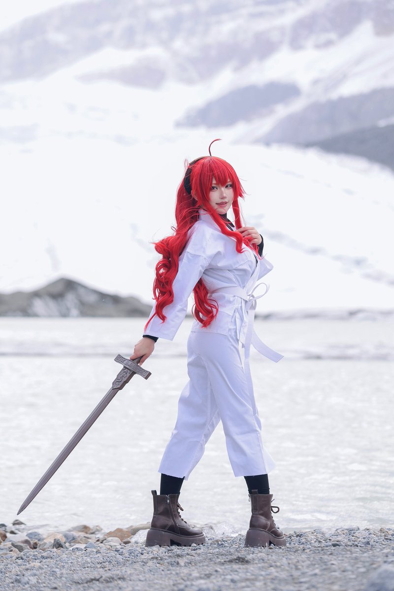 TakanashiHanari's tweet photo. おはようございます！
#無職転生コスプレ

これAI背景じゃないよ〜！
5時間運転して、そこから30分くらい山を登ってやっと着いたカナダの世界遺産、コロンビア・アイスフィールド❄️
大変すぎたけど、この景色なら頑張った甲斐あった✨ https://t.co/d71Klc0Gyh