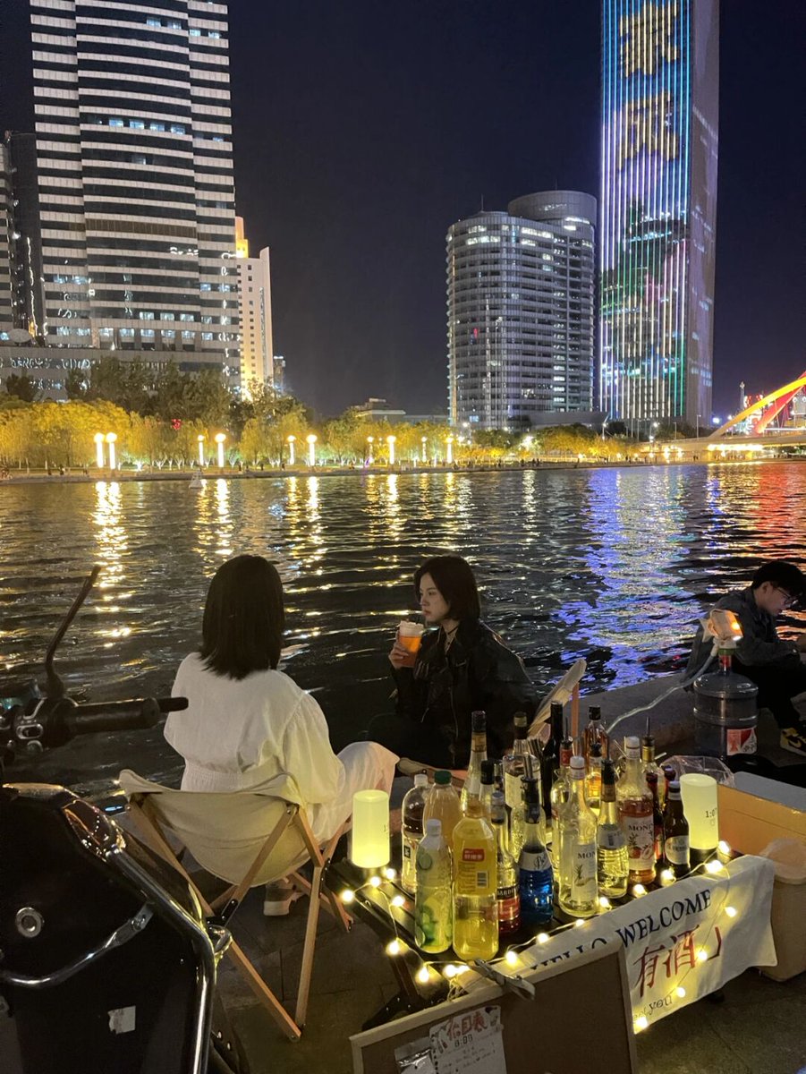 Dlyj7788's tweet photo. Sharing a cup of iced tea with friends by the river, feeling the cool breeze after a long hot day—perfect way to unwind! https://t.co/TVmy4egvPI