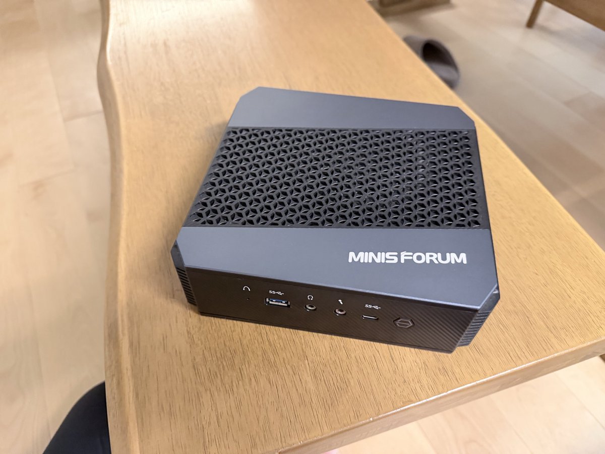 511_junna's tweet photo. 昨日入ってきた新入りサーバー
こんなにコンパクトでもRyzen 9乗ってるんだって https://t.co/TdhdimqXPa