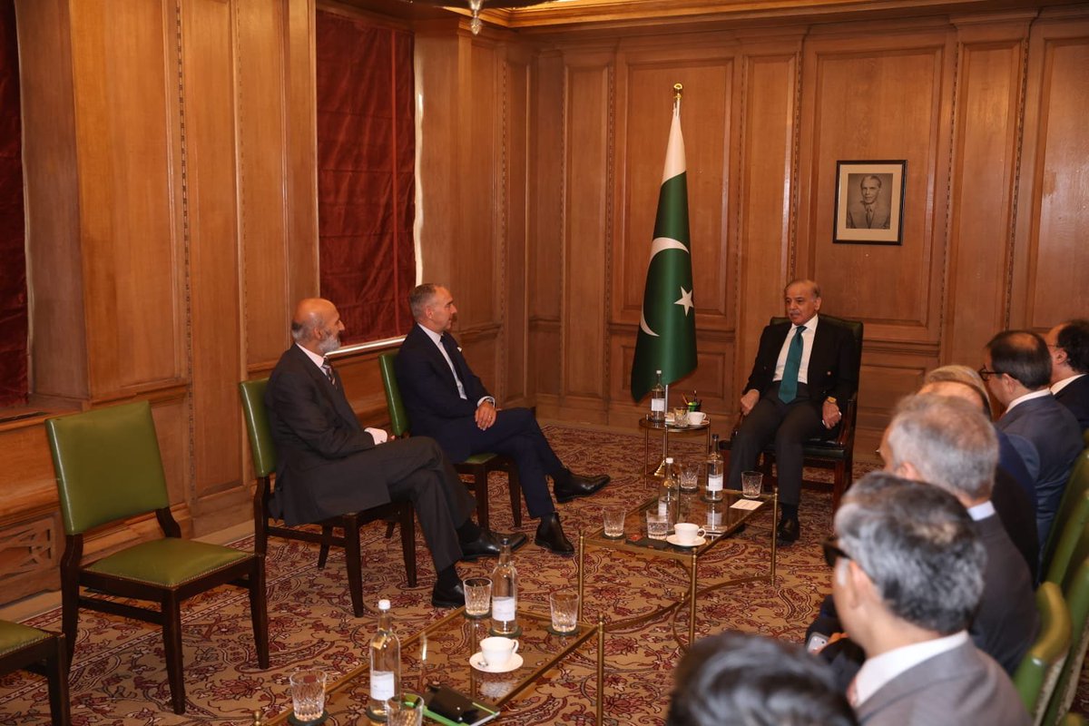 QasimKhanSuri's tweet photo. وزیر اعظم پاکستان شہباز شریف کی طاقتور ترین صیہونی خاندان روتھ چائلڈ فیملی سے ملاقات، شہباز شریف نے روتھ چائلڈ فیملی کو فیلڈ مارشل عاصم منیر کی نیک تمنائیں پہنچائیں، جبکہ روتھ چائلڈ فیملی نے پاکستان میں صیہونیت کا کامیاب پرچار کرنے پر فیلڈ مارشل عاصم منیر کی کاوشوں کو سراہا۔ https://t.co/QRaOwq0RAC