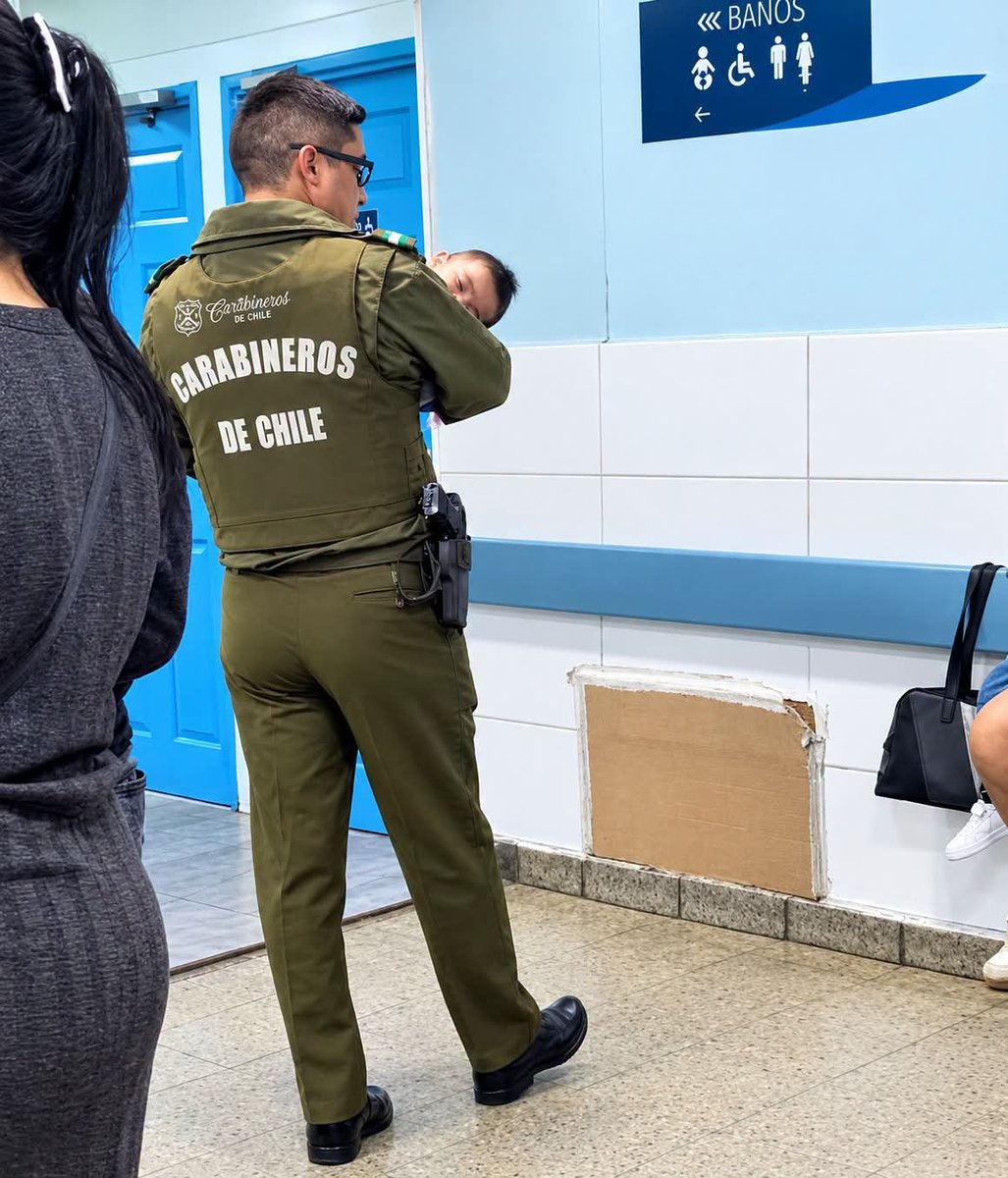 aprachile's tweet photo. EL GESTO DE UN CARABINERO QUE CONMOVIÓ EN CHILLÁN

Una emotiva imagen comenzó a circular durante las últimas horas y ha generado numerosas muestras de cariño y reconocimiento hacia un funcionario de Carabineros.

El hecho ocurrió en medio de una atención en la Urgencia de Chillán, donde el uniformado advirtió que una madre se encontraba sola junto a su pequeño bebé, mientras esperaba ser atendida.

En un gesto que fue más allá de sus labores habituales, el carabinero tomó al bebé en brazos, lo paseó y ayudó a tranquilizarlo, brindándole unos minutos de calma y contención tanto al pequeño como a su madre.

La escena, registrada en una imagen que rápidamente comenzó a difundirse, destacó por un sencillo acto de empatía y solidaridad en medio de una situación compleja.

Un gesto que recuerda que detrás de cada uniforme también hay personas dispuestas a ayudar y entregar apoyo cuando más se necesita. 💚🇨🇱

Porque muchas veces, un pequeño acto de humanidad puede significar muchísimo para quien atraviesa un momento difícil.