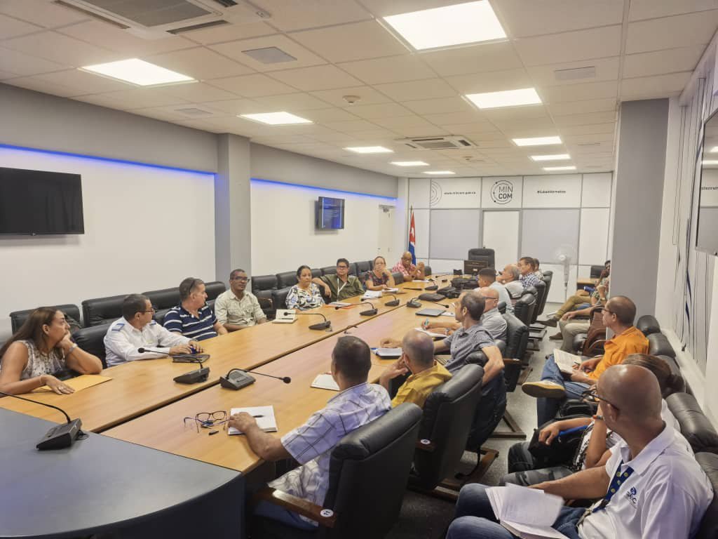 MayraArevich's tweet photo. Realizamos encuentro con @GEIC_DICE y sus empresas para intercambiar sobre implementación de las transformaciones en el grupo, metas y objetivos. Excelente encuentro, primó compromiso y resiliencia en la búsqueda de más servicios, ingresos y exportaciones. #PorCubaJuntosCreamos https://t.co/fwewBd8bQ2