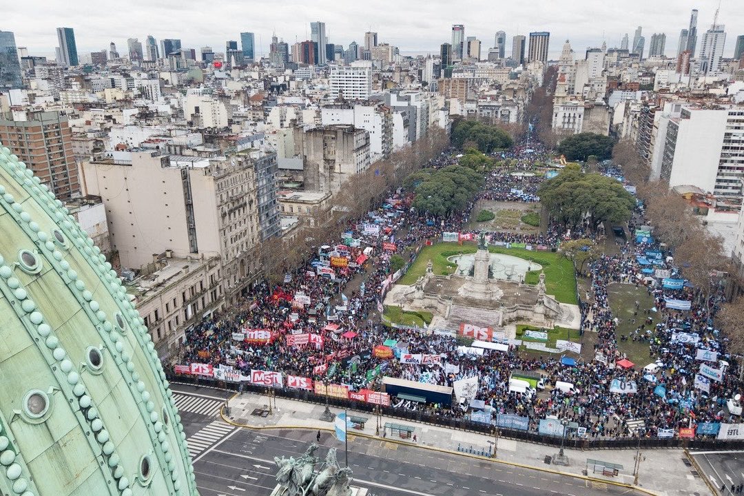 wadodecorrido's tweet photo. La Corte Suprema, que en un país normal cumple el rol de resguardar la Constitución Nacional y el sistema democrático, en nuestro país es la garantía de algunos sectores de poder para condicionar la democracia, obtener y conservar privilegios y para saquear las riquezas de la Argentina.

Con un decreto firmado a pocos días de asumir, Milei derogó la ley que protegía la soberanía y el dominio del territorio nacional, votada en 2011 por abrumadora mayoría. El CECIM de La Plata, una organización de combatientes de Malvinas, había logrado una medida cautelar que lo suspendía. 

Hoy la Corte falló en contra de los combatientes de Malvinas, de la ley y la Constitución, de la soberanía y de la Nación, poniendo a la Argentina en venta y habilitando la entrega indiscriminada del territorio a los capitales extranjeros.

Peleamos durante meses en el Congreso y en la calle, con una movilización multitudinaria, para evitar una ley que tenía este mismo objetivo.

Vamos a seguir peleando. 
La Patria no se vende.