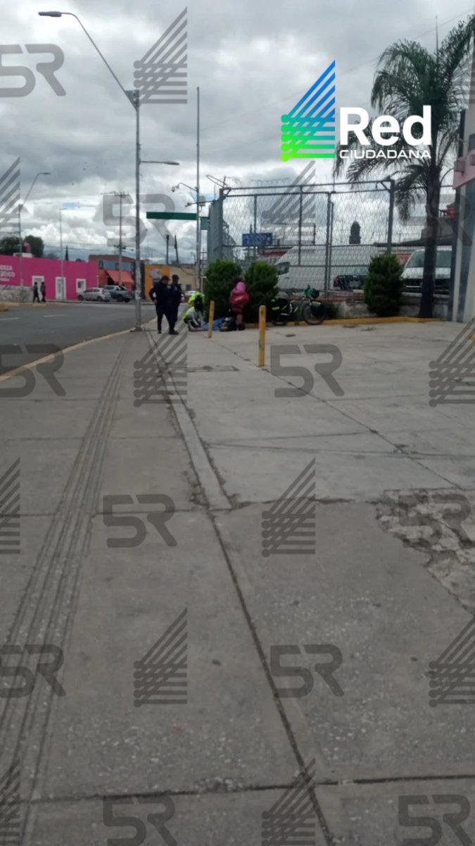 laredcincoradio's tweet photo. 🔪 || Un hombre resultó herido en la mano derecha con una navaja durante un presunto asalto en inmediaciones del Bulevar Xonaca y calle 18 Norte, en el Barrio El Alto. El afectado y una mujer habrían sido abordados por sujetos que intentaron atracarlos. El hombre presentó sangrado en la mano y buscaba atención médica.