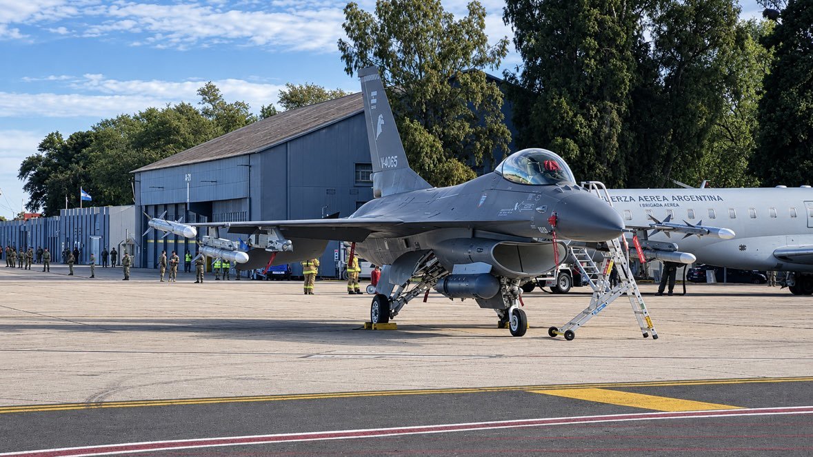 FAArgentinas's tweet photo. 🇦🇷 | Durante el arribo de la segunda tanda de F-16 Fighting Falcon de la Fuerza Aérea Argentina al Área Material Río IV, se pudo observar en plataforma a dos aeronaves equipadas con misiles AIM-120 AMRAAM, pods Litening y sistemas PIDS+ (Pylon Integrated Dispensing System). 💪🇦🇷

La presencia de estos equipos permite apreciar parte de las modernas capacidades con las que cuentan los F-16 incorporados por la Fuerza Aérea Argentina. 💪🇦🇷

Fotazas via @ytbara202

@JMilei
@TGCarlosPresti
@EMCFFAA_Arg 
@MinDefensa_Ar
@FuerzaAerea_Arg
@pabloquirno
@F16argentina
@LockheedMartin
@pldocmd
@EmbajadaEEUUarg
@forsvaretdk
@jacktandil
@Southcom