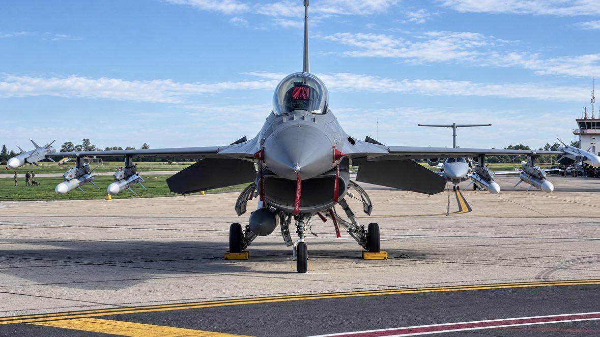 FAArgentinas's tweet photo. 🇦🇷 | Durante el arribo de la segunda tanda de F-16 Fighting Falcon de la Fuerza Aérea Argentina al Área Material Río IV, se pudo observar en plataforma a dos aeronaves equipadas con misiles AIM-120 AMRAAM, pods Litening y sistemas PIDS+ (Pylon Integrated Dispensing System). 💪🇦🇷

La presencia de estos equipos permite apreciar parte de las modernas capacidades con las que cuentan los F-16 incorporados por la Fuerza Aérea Argentina. 💪🇦🇷

Fotazas via @ytbara202

@JMilei
@TGCarlosPresti
@EMCFFAA_Arg 
@MinDefensa_Ar
@FuerzaAerea_Arg
@pabloquirno
@F16argentina
@LockheedMartin
@pldocmd
@EmbajadaEEUUarg
@forsvaretdk
@jacktandil
@Southcom