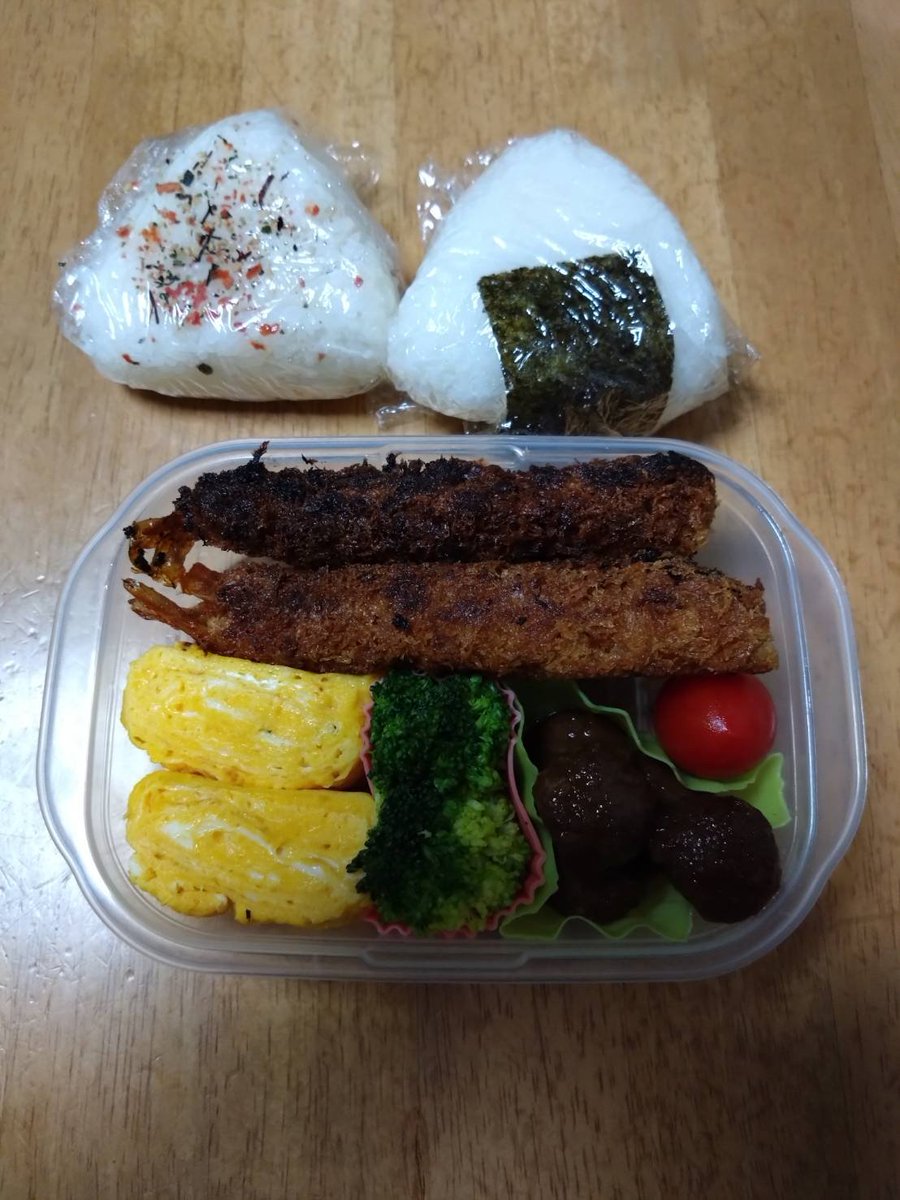silver_vine_3's tweet photo. ９月30日ダンナのお弁当🍱

９月も今日で終わり。
そんな今日のお弁当は少し焦げたエビフライとミートボール。

今日も１日頑張って仕事するぞー！

#お弁当記録
#おべんとう
#旦那弁当 https://t.co/dRXld6lxX6