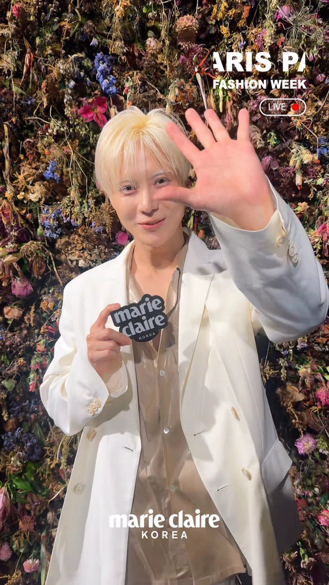 xoniniox_0718's tweet photo. 20260930 marieclairekorea INS

#Marie_Now
시간의 흐름이 느껴지는 꽃들로 가득 채워진 메종 마르지엘라의 2027 S/S 컬렉션 쇼장은 글렌 마틴스가 라프 시몬스의 2012년 쿠튀르 데뷔 쇼에 바치는 오마주였습니다. 당시 꽃 장식을 맡았던 플로럴 아티스트 마크 콜이 이번 무대에도 참여했죠. 

글렌 마틴스는 이번 2027 S/S 시즌을 위해 ‘단단함과 부드러움’을 탐구했습니다. 코르셋처럼 구조적인 형태 위에 부드러운 셔츠를 덧입은 듯한 룩이나, 부드러우면서도 각 잡힌 칼라가 돋보이는 트렌치코트처럼 부드러움과 단단함의 공존을 위트 있게 풀어냈죠. 코트의 안감을 겉으로 드러내거나 재킷과 베스트를 안쪽으로 접어 단추를 숨기는 등 익숙한 옷의 구성을 뒤집는 시도를 이어갔습니다. 

이러한 실험의 바탕에는 파리 아틀리에의 쿠튀르 기법인 테일러링과 플루(드레스 제작과 드레이핑)가 있습니다. 두 기법을 적용해 일상의 쿠튀르를 제안한 메종 마르지엘라 2027 봄·여름 컬렉션, 함께 감상해볼까요?

🔗https://t.co/AMY4TxX248

#TAEMINxMaisonMargielaSS27
#TAEMINxMaisonMargiela
#TAEMIN #MaisonMargiela
#태민 #TAEMIN #テミン #泰民