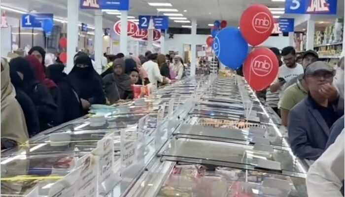 jihadwatchRS's tweet photo. Sharia UK: Essex supermarket has sex-segregated checkout lines
“The scene irritated English people, who say they are now forced to obey the rules of Islamist migrants in their own country.”
Well, I’ve been warning about this for years, but of course, such warnings were “Islamophobic.”
Read more at the link in the next post.