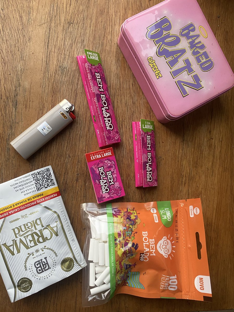 _n4luh's tweet photo. abençoada com kit rosa e bic raro https://t.co/XDphCF246w