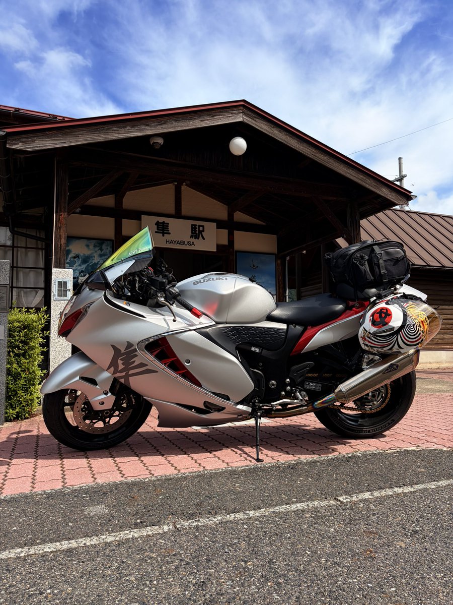 kuronekov250's tweet photo. おはようございます😌

お休みなのでゆっくり起きました😚
やっと雨も上がって☔お外は快晴☀️
絶好のツーリング日和ですが心を鬼👹にして洗車🏍️3台と植木の手入れ🤣🤣
🚗も洗いたいですが体力が残っていれば😆
こんな日にバイク乗れないなんて😂

よい1日をお過ごしください🤗🤗🤗🤗 https://t.co/W4ZCVouhCc
