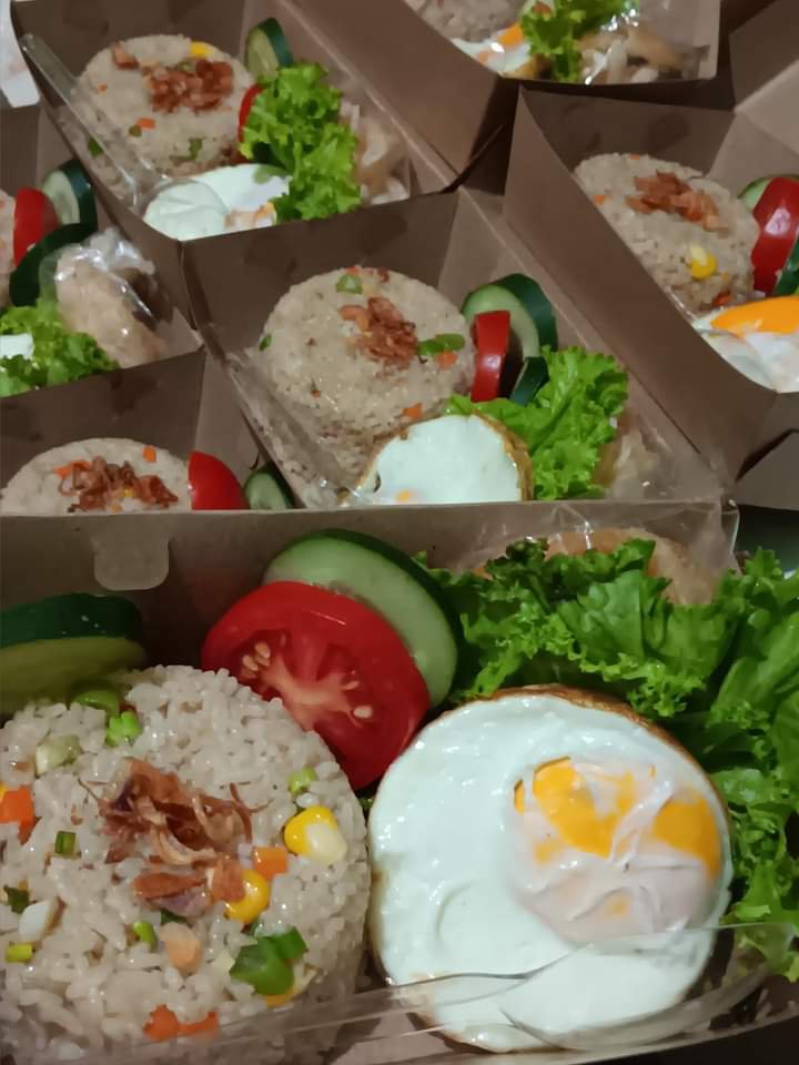 wonu__wife__'s tweet photo. Bantu RT & like ya. 

Aku open PO buat Jumat berkah. Udah ada barengan nya 15 pax. 

Menu nya : nasi goreng ayam dan telur ceplok harga 10rb. 

Yang mau titip jumat berkah ke aku gedor DM ku ya. Ga ada minimal order juga.

Bisa aku salurin ke homeless, masjid, panti & yayasan yg sepi donatur dan membutuhkan. 

Aku dom Semarang dan warga Semarang yg mau order + ambil ke rumah lgsg DM aku. 

Thank you🩷🩷