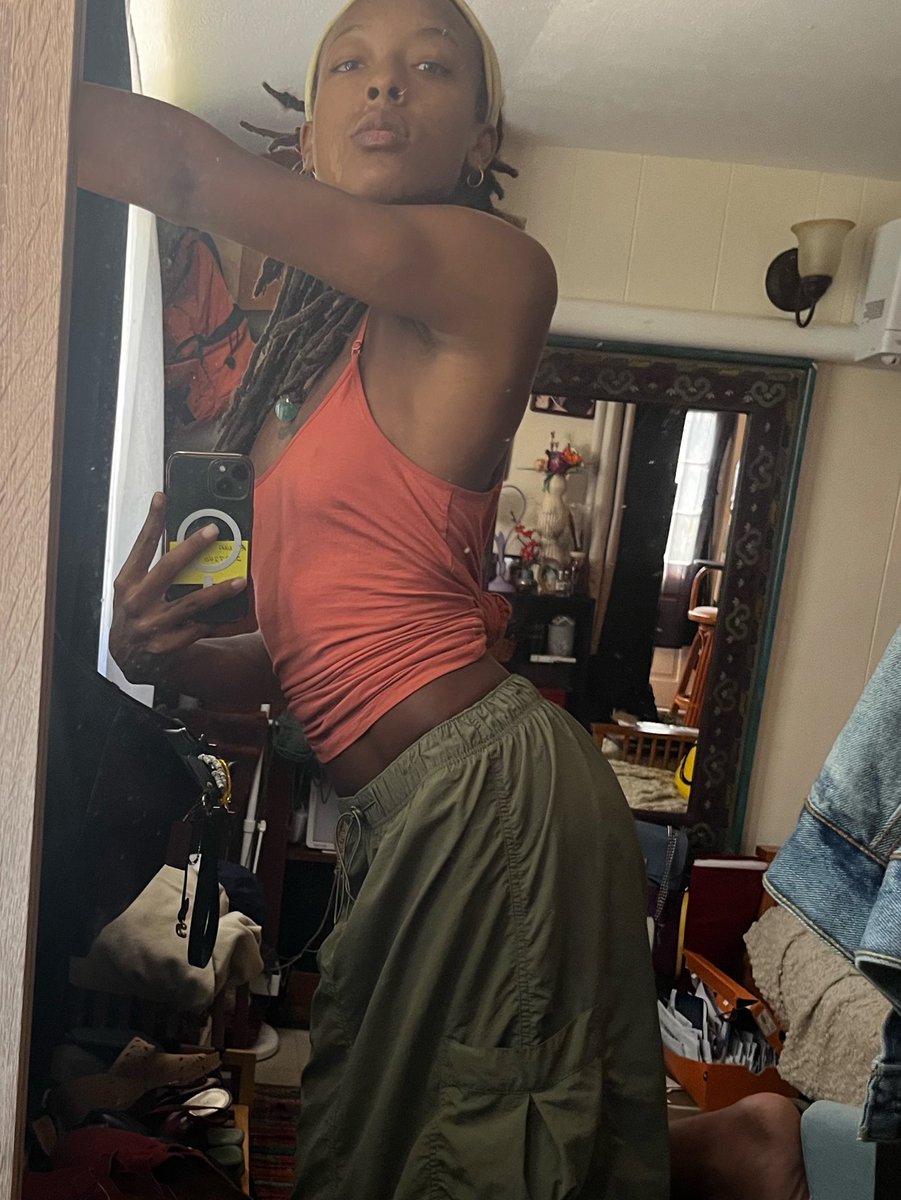 mamamissthang's tweet photo. returning to the scene as a domme and thrilled about it. boston based, true to this. get in where you fit in while i have free time. 💵🐷https://t.co/HXPsWydAHd #findom #nsfwtwtًً  #locs #fitblackwoman https://t.co/gOHFk9weSX