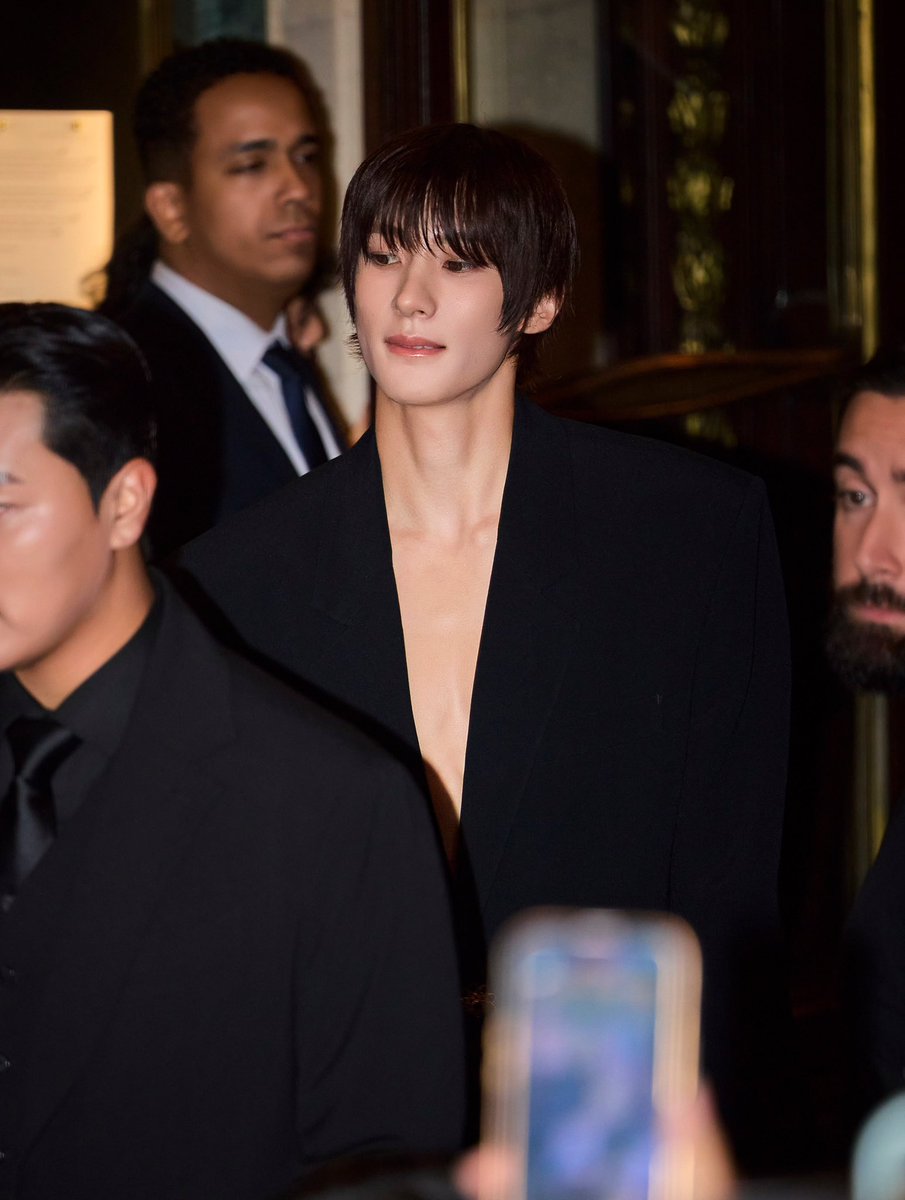 MYANTON_TH's tweet photo. 1eejungmu instagram update 260930

ANTON gives SAINT LAURENT a whole new level of charisma.

ANTON AT SAINT LAURENT PFWSS27   #ANTONxSaintLaurentSS27  #ANTONxSaintLaurent https://t.co/1LneNBnSiz