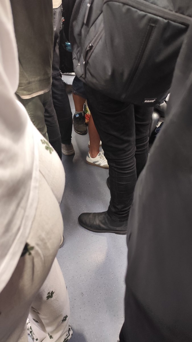 sra_pomponitos's tweet photo. @CercaniasMadrid C3: A las 5:50 ya vais con retraso, el tren petado ya en Valdemoro, todos de pie y ahora decís que finaliza en Atocha. Por supuesto, ningún aviso previo. Sois escoria. https://t.co/VskpFG7JGL