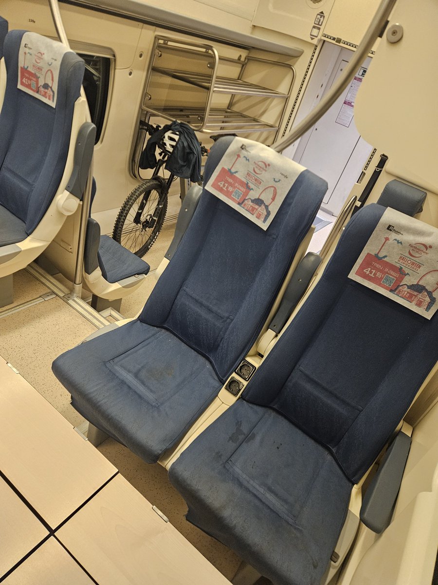 XFargas's tweet photo. Rodalies infestades:

​Avui he hagut d'agafar el tren Sants-Figueres per feina i, només pujar-hi, la imatge ... repugnant: diverses paneroles joves passejant-se pels seients.

​Govern, tan difícil és pagar una desinsectació digna? O és que als vostres serveis l'oferta és clara: o t'infectes, o et roben, o no arribes mai?

​Quina vergonya . Quin servei de neteja subcontracteu, el de l'amic de torn per omplir-se les butxaques?