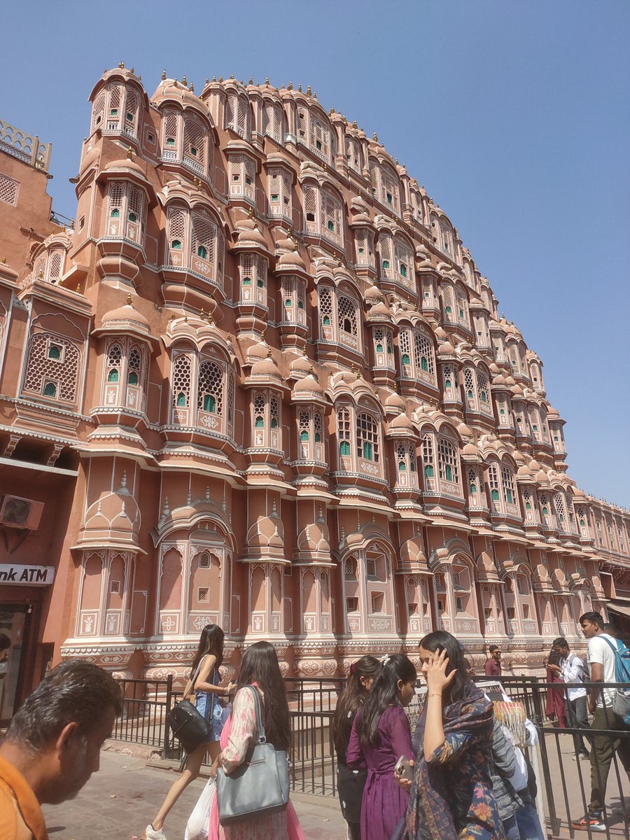 RameshImages's tweet photo. जयपुर के संस्थापक महाराजा सवाई जयसिंह द्वितीय के पौत्र महाराजा सवाई प्रताप सिंह ने सन् 1799 में हवा महल का निर्माण करवाया था। 953 झरोखों वाले इस महल की डिजाइन उस समय के प्रसिद्ध वास्तुकार ल��लचंद उस्ताद ने बनाई थी। क्या आपने हवामहल देखा है?
#hawamahal #windpalace #jaipur #smprcity https://t.co/fGrRa6bcec