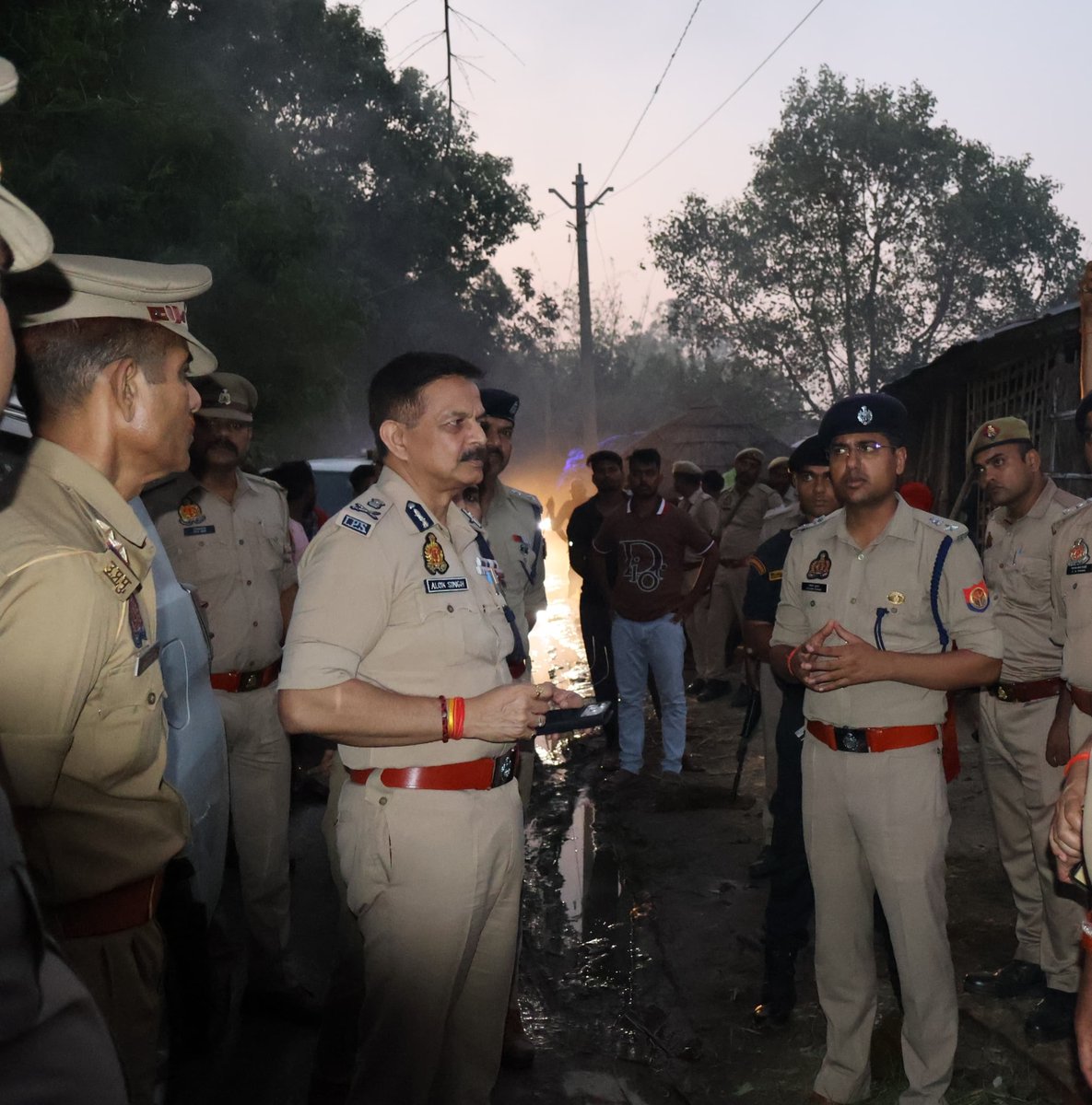 Dgpacup's tweet photo. दिनांक 28.9.2026 की रात्रि में बड़ी गंडक (नारायणी) नदी के दबाव से एपी तटबंध का लगभग 10 मीटर हिस्सा क्षतिग्रस्त हुआ । जिससे जनपद कुशीनगर के थाना तरया सुजान के आठ गांव पूर्ण रूप से एवं चार गांव आंशिक रूप से बाढ़ से प्रभावित हुए । उक्त घटना की सूचना प्राप्त होने पर  PAC प्रमुख श्री आलोक सिंह ने रात्रि में ही एसडीआरएफ व पीएसी बाढ़ राहत दल को तत्काल प्रभावित गावों के लिए प्रस्थान करने का निर्देश दिया, निरंतर मॉनिटरिंग की एवं परिस्थितियों की गंभीरता का आंकलन करते हुए स्वयं मौके पर पहुंचकर स्थलीय स्थिति का निरीक्षण किया । तदोपरांत एसडीआरएफ, एनडीआरफ एवं पीएसी बल के साथ स्वयं उपस्थित रहकर प्रभावी राहत कार्य का पर्यवेक्षण किया । इस दौरान थाना तरया सुजान जनपद कुशीनगर के अंतर्गत आने वाले 12 गांव के लगभग 22000 लोगों को सुरक्षित बाढ़ राहत शिविरों में पहुंचाया गया ।
@CMOfficeUP @UPGovt @Uppolice @dgpup @InfoDeptUP