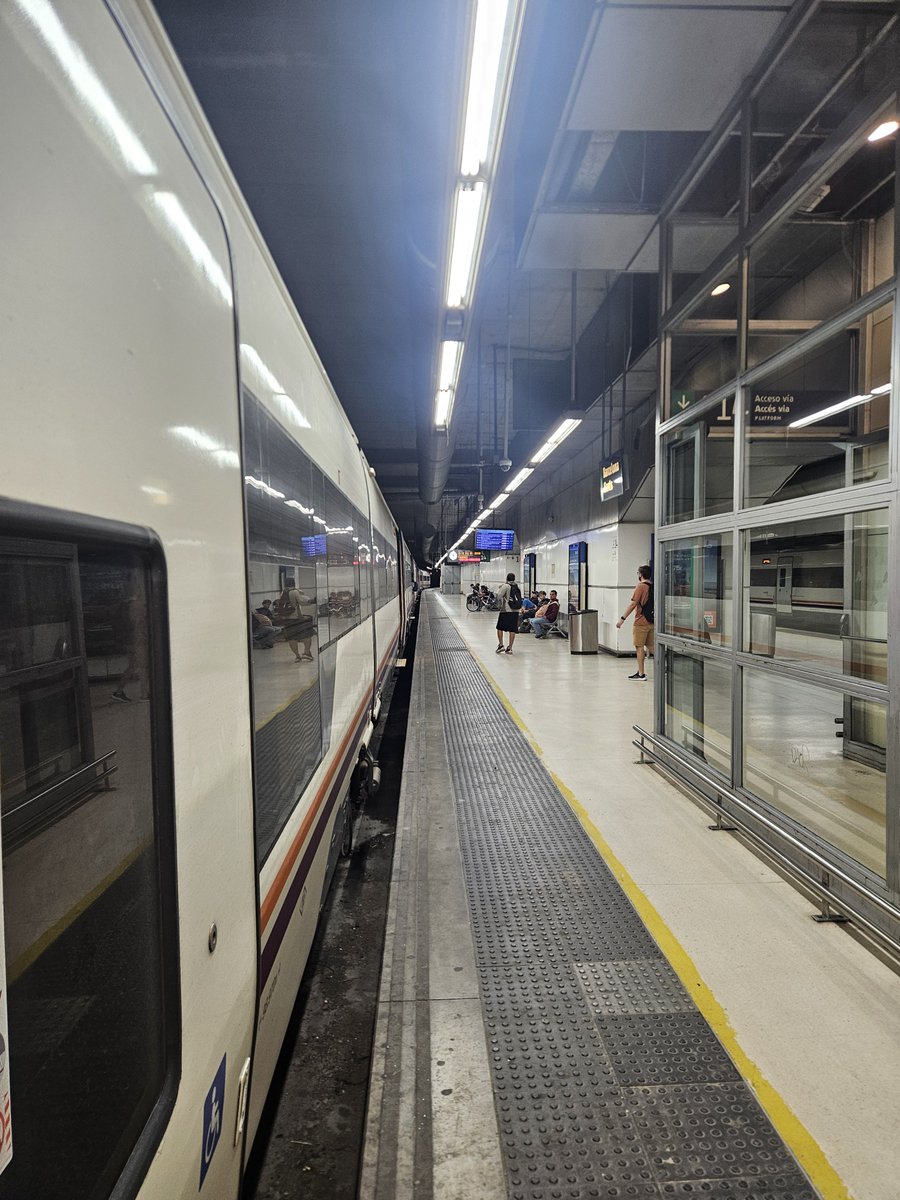 XFargas's tweet photo. Rodalies infestades:

​Avui he hagut d'agafar el tren Sants-Figueres per feina i, només pujar-hi, la imatge ... repugnant: diverses paneroles joves passejant-se pels seients.

​Govern, tan difícil és pagar una desinsectació digna? O és que als vostres serveis l'oferta és clara: o t'infectes, o et roben, o no arribes mai?

​Quina vergonya . Quin servei de neteja subcontracteu, el de l'amic de torn per omplir-se les butxaques?