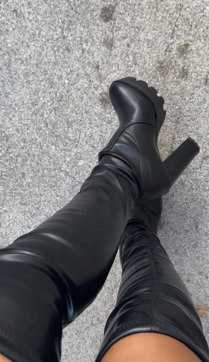 Evafeetdom's tweet photo. Je veux tous les soumis a mes pieds 

#domina #findom https://t.co/oXxxnj4f6X