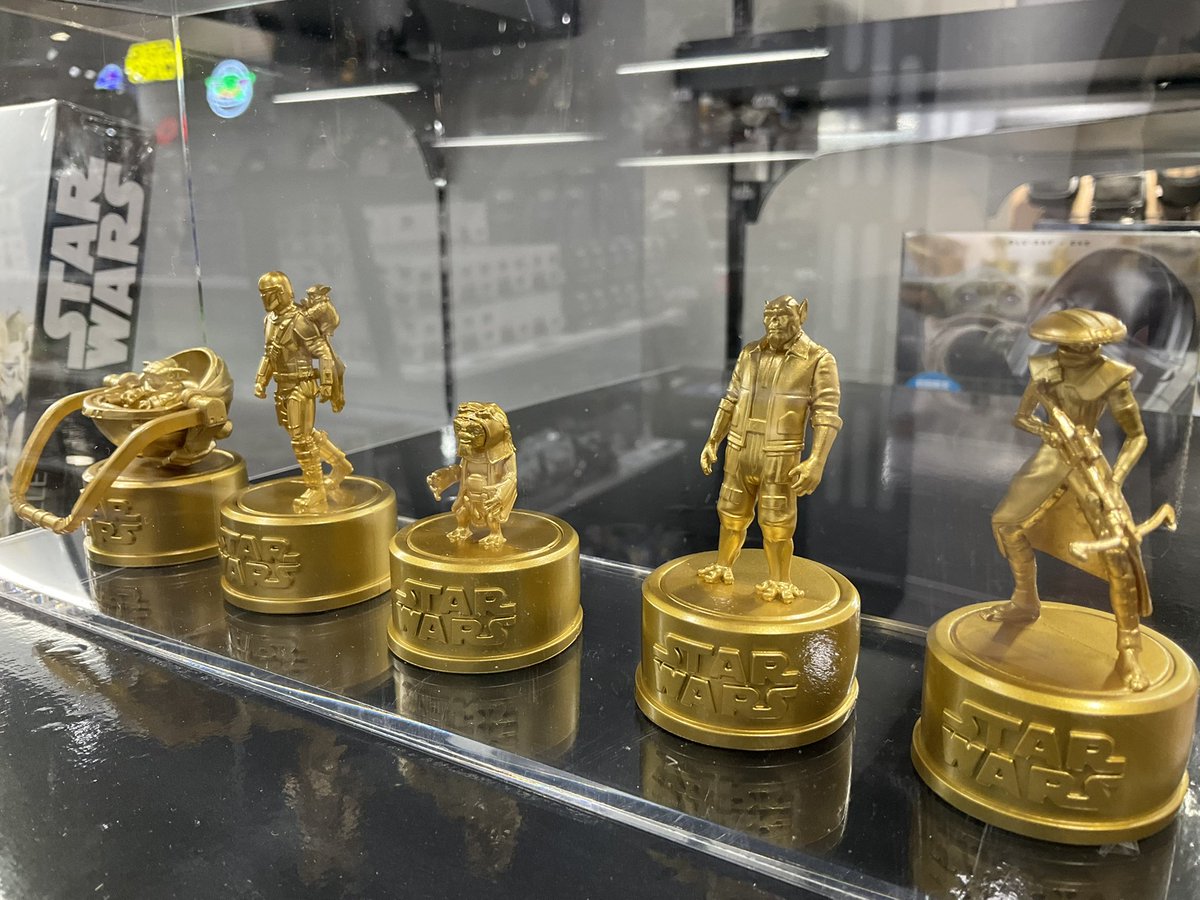 starwarsweblog's tweet photo. 「STAR WARS STORE by BENELIC 池袋パルコ店」店内のガシャポンは、「STAR WARS ボトルキャップコレクション マンダロリアン・アンド・グローグー SPECIAL VERSION 」が！マンダロリアン、グローグー、アンゼラン、ゼブ、エンボの5種！まさかのボトルキャップ！
#スターウォーズストア #STARWARSSTORE https://t.co/5b8QYA8uO5