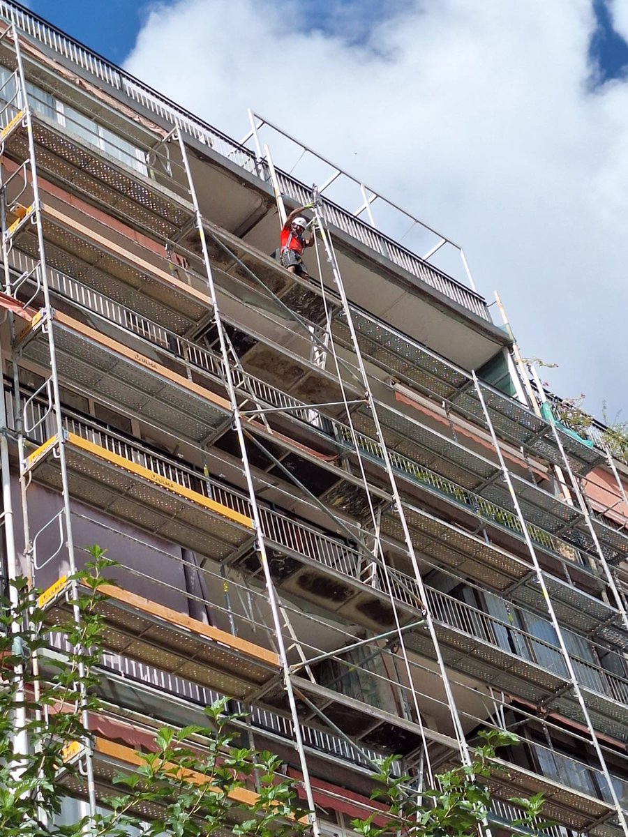 MiroClosa's tweet photo. 🚨🔊RIESGO MIY GRAVE DE CAÍDAS EN ALTURA💥🤕

👷🏻‍♀️Montaje de andamio tubular metálico🏗️

❌Sin sistema anticaídas⛓️‍💥🪝
❌Sin barandilla provisional de montaje🚧

RD2177/04 Plan de montaje uso y desmontaje⚖️📚

👩🏻‍🏫Formación e Información✅

#PRLimages #PRL https://t.co/ta65tMaeP4