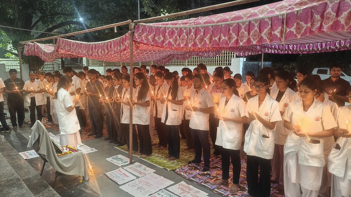 adams_vea's tweet photo. Day 3 of protest 🔥✊️

"When responsibility fails ,
Resignation follows"

We are the caregiver of others , 
Who "cares" us ? 

@kgmu_medical @TNAINationalHq 
@MoHFW_INDIA @CMOfficeUP https://t.co/80cR4z58LY