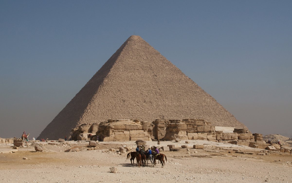 RebuiltWorlds's tweet photo. Most renders show bare stepped stone. When finished, Khufu's pyramid wore polished white Tura limestone that shone for miles. Remnant casing blocks still sit at the base. The lost tip once held a metal-clad pyramidion. https://t.co/uuJuVH2dQd