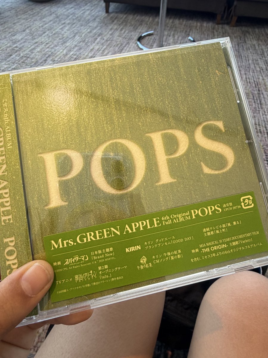 MusicBelieverK's tweet photo. 買いました買いました買いました！！
念願です😭✨️✨️✨️✨️✨️✨️✨️✨️

ミセスグリーンアップルへ。
素敵なCDをありがとう。今日のために沖縄から福岡まで飛んできました……
家に帰ったら、全部聞いてから音楽の世界を満喫します。🍏🍏
@AORINGOHUZIN 
@MGA6thALpops https://t.co/nYyoX6oNEr