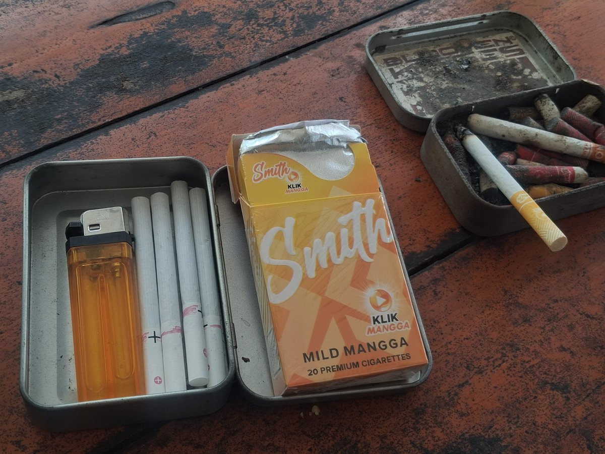 reyngasdengklok's tweet photo. I'm broke asfuck when my daily nicotine is SMITH 😭 https://t.co/yshQwWHwNB
