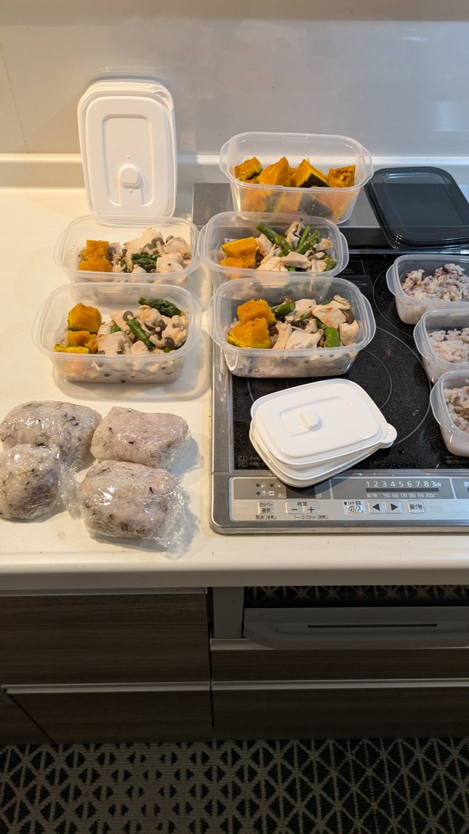 kitabeppu150sq's tweet photo. お昼ご飯と作り置き弁当
たんぱく質 42g
脂質 6g
炭水化物 65g
カロリー　482kcal https://t.co/76baarK2qX