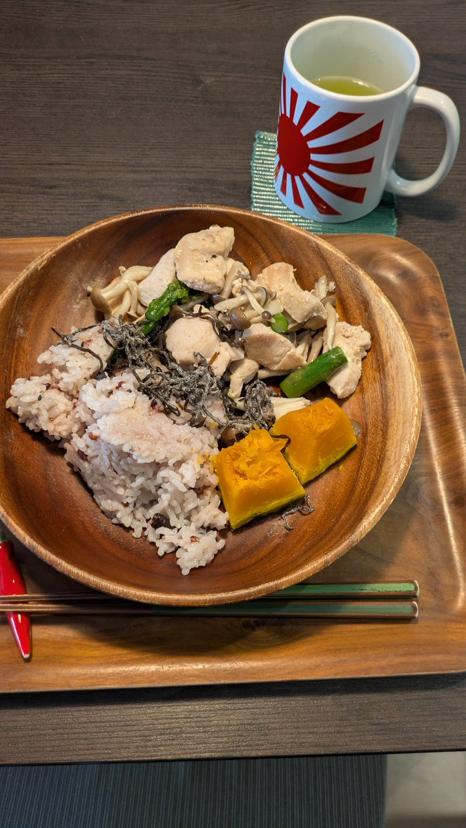 kitabeppu150sq's tweet photo. お昼ご飯と作り置き弁当
たんぱく質 42g
脂質 6g
炭水化物 65g
カロリー　482kcal https://t.co/76baarK2qX