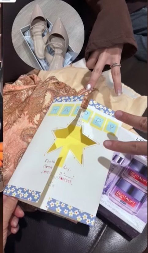 junie_bp's tweet photo. อุ้ย ซูมมือ ไปHBDคุณแม่ยาย เอ้ย🤭 คุณแม่ของพาร์ทเนอร์มาหรอ 🫪🫪🫪🫪🫪

#FayeAtom #FayePeraya #AtomPariya https://t.co/iMLt3muUvB