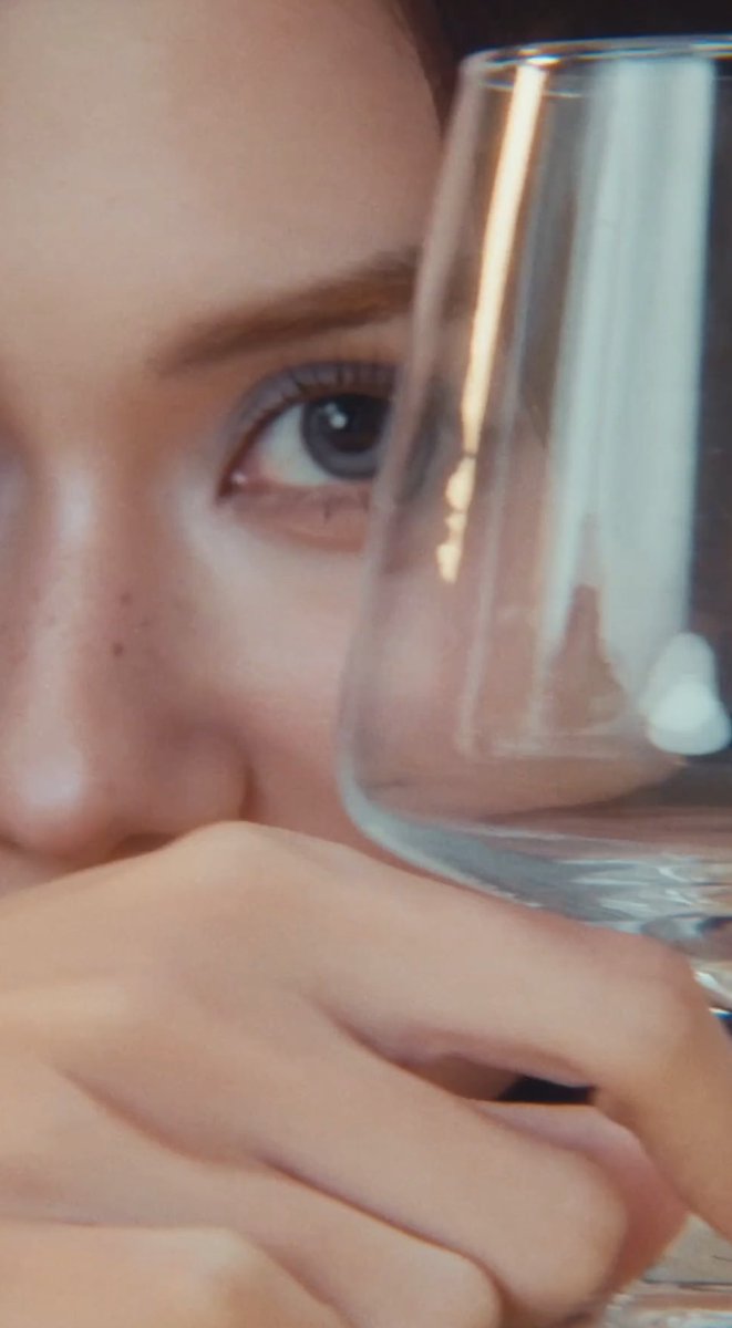 kaitommootun's tweet photo. freckles on lorena??? oh we’re DONE for 🫠

#SoiréeBag 
#maisonKEEPSxLalinaLena
#maisonKEEPSfriends
#lalinalena https://t.co/96aDNhtjTD