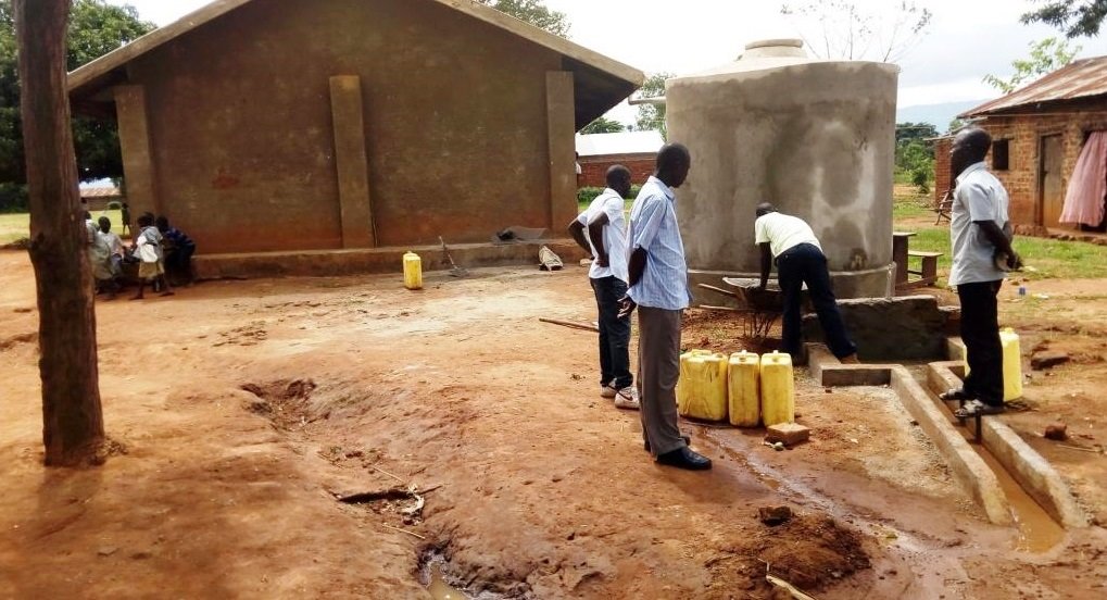 VillageHopeIntl's tweet photo. Turning Rain into Clean Water, Together!

Through Village Hope International's Rainwater Harvesting Program, communities in Uganda are working hand in hand to capture rainwater from school and health center rooftops, from planning and installation to management and maintenance. https://t.co/qBTiy4JDnX