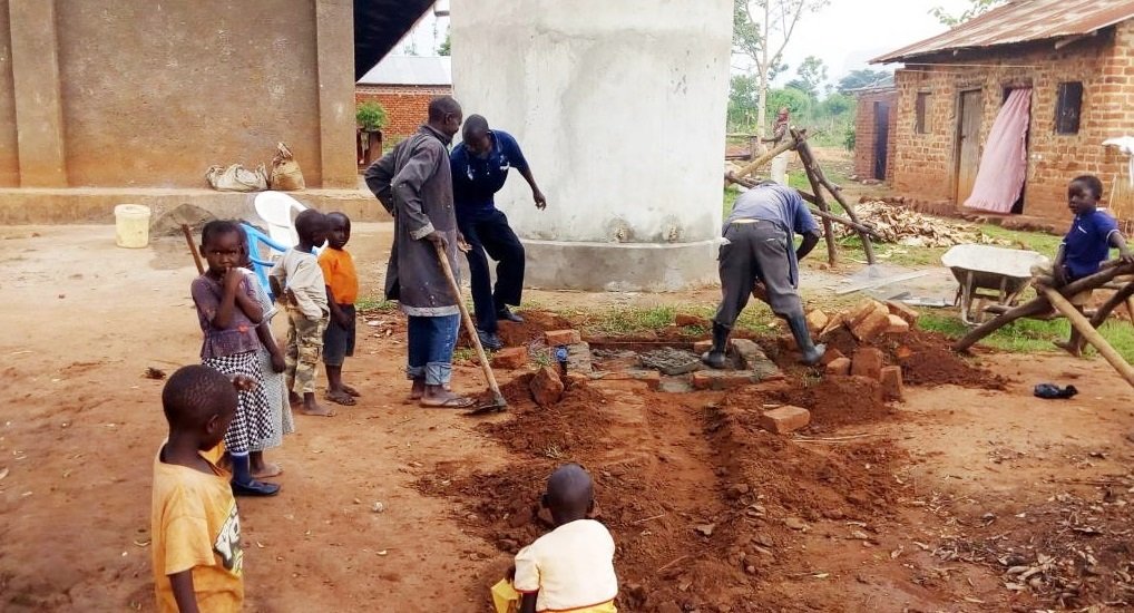 VillageHopeIntl's tweet photo. Turning Rain into Clean Water, Together!

Through Village Hope International's Rainwater Harvesting Program, communities in Uganda are working hand in hand to capture rainwater from school and health center rooftops, from planning and installation to management and maintenance. https://t.co/qBTiy4JDnX
