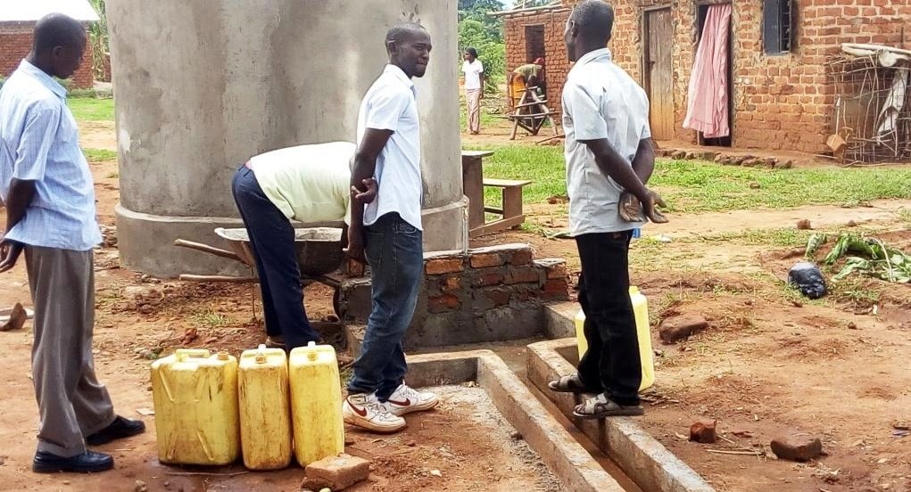 VillageHopeIntl's tweet photo. Turning Rain into Clean Water, Together!

Through Village Hope International's Rainwater Harvesting Program, communities in Uganda are working hand in hand to capture rainwater from school and health center rooftops, from planning and installation to management and maintenance. https://t.co/qBTiy4JDnX