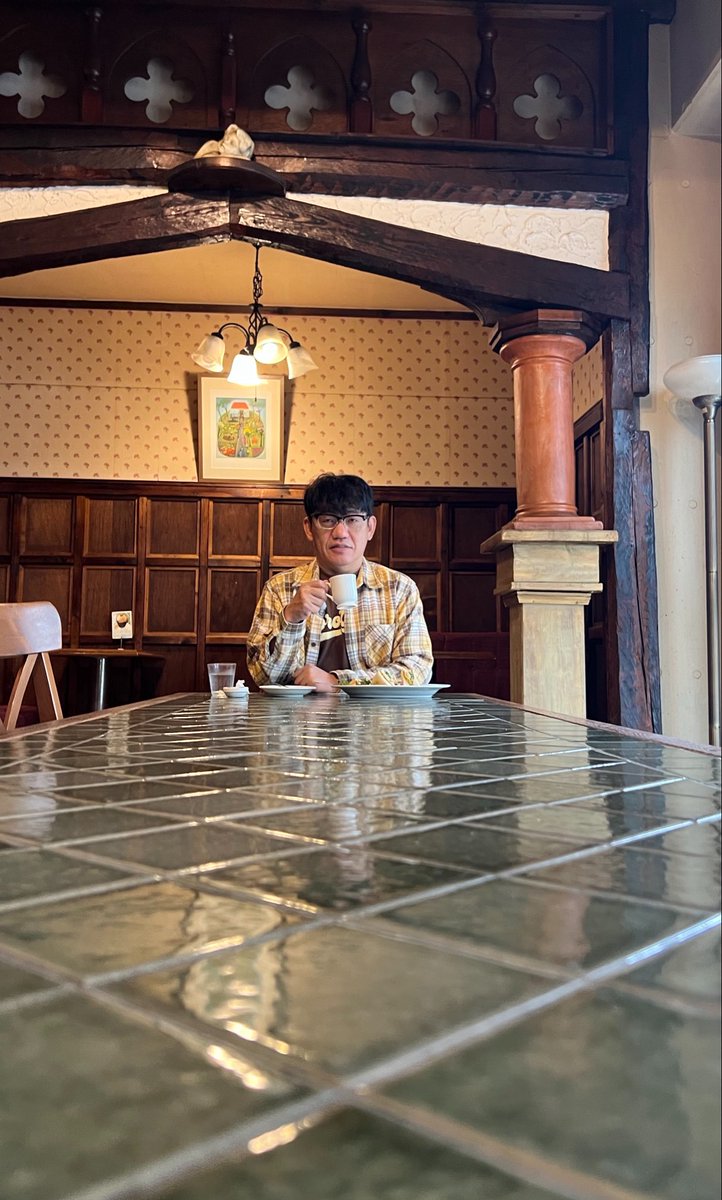 BS7ch_ZunKissa's tweet photo. こんにちは☕️✨✨

本日は週の真ん中の水曜日ですね🥞そして…水曜日は“ずん喫茶の撮影日”🍝✨✨

今回もステキな喫茶店にお邪魔して…とっても長ーい机の奥に座った飯尾さん🍰
中世ヨーロッパの貴族気分で優雅にコーヒーを☕️🥪✨✨

『飯尾和樹のずん喫茶』
TVerでも配信中です🥗 https://t.co/PiqCRepnxQ