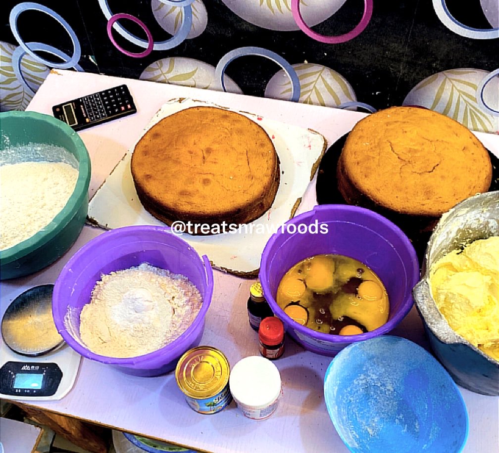 TreatsNRawfoods's tweet photo. Cakes and fried pastries want the same thing after heat: air underneath.
Rack over a tray. 

Not a plate. Not paper alone. 

Paper traps steam; steam turns a crisp edge soft and a cake base wet. Cool fully before you wrap, frost, or pack. 

Patience is a technique. https://t.co/Rgsv4C1N9i