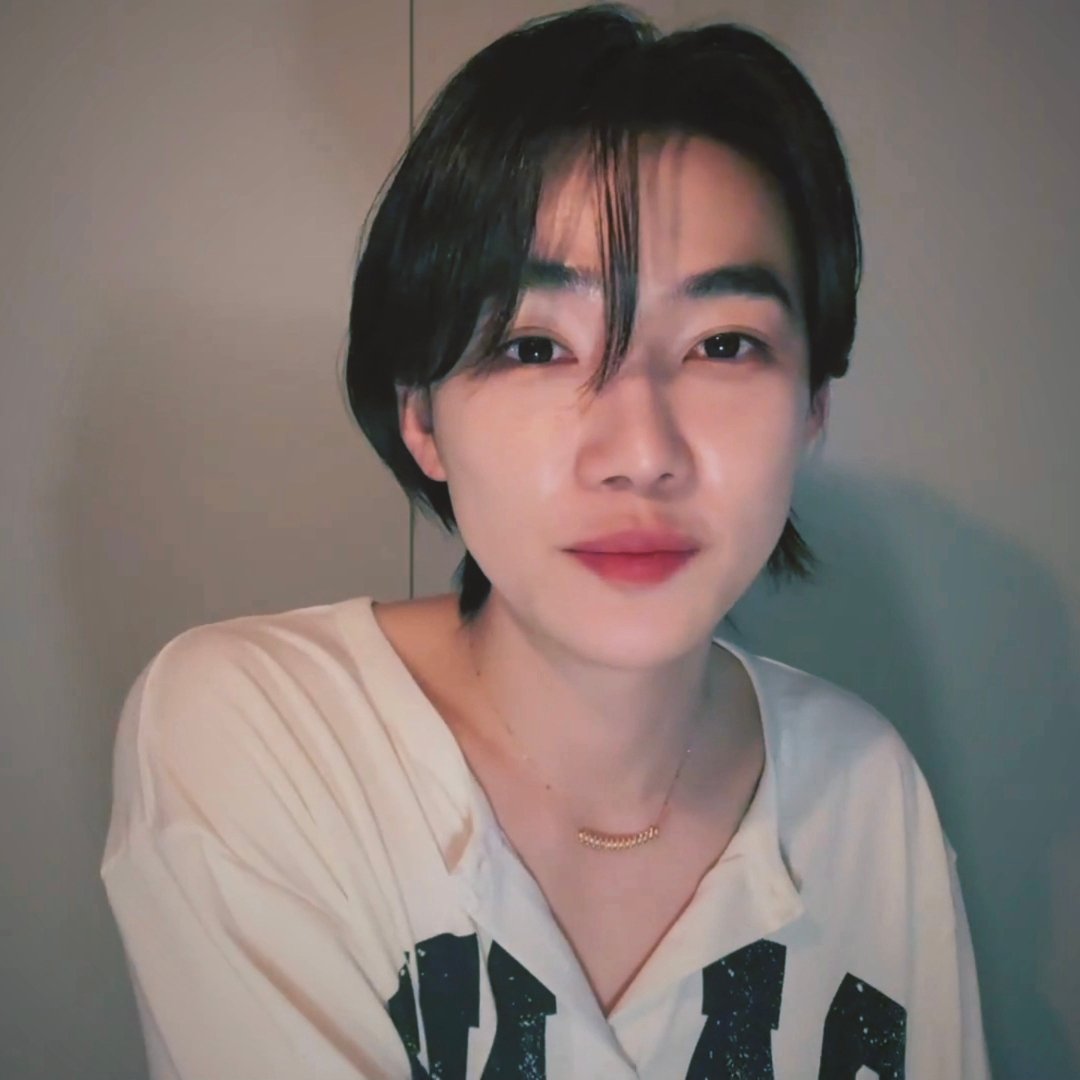 AmyKim65016210's tweet photo. Friends of Chanhee are friends of mine, so feel free to chat anytime all of you New supporters on twitter!🫶

#뉴 #TeamNew https://t.co/V9XODYZRd5