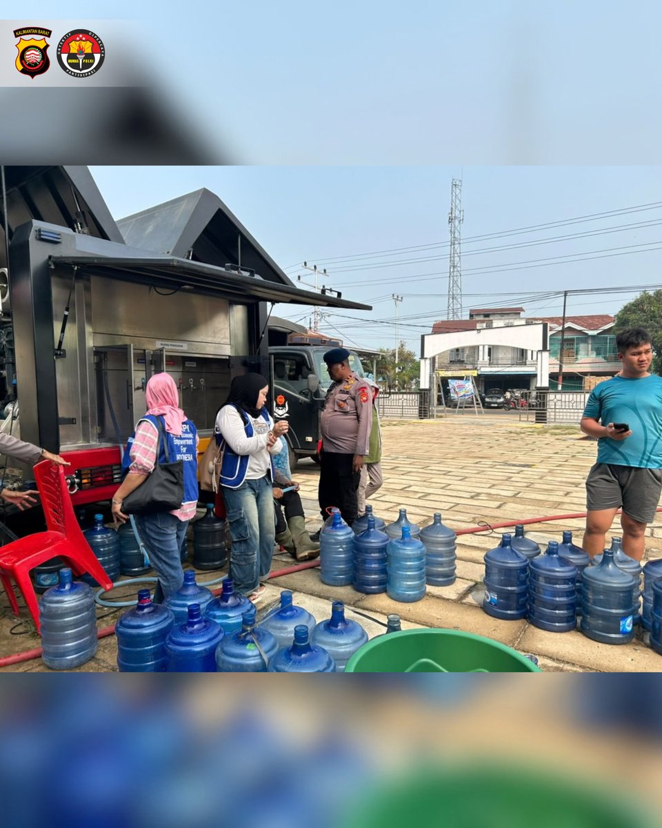 BidhumasKalbar's tweet photo. Bantu Masyarakat di Tengah Kesulitan, Brimob Kalbar Salurkan Air Bersih
Satbrimob Polda Kalbar bergerak membantu warga Desa Payah Kumang, Kecamatan Delta Pawan, yang terdampak kemarau dan Karhutla, Selasa (29/9/2026).
#PoldaKalbar #HumasPoldaKalbar #Poldakalbarsiagakarhutla https://t.co/HfiPxmd3z8