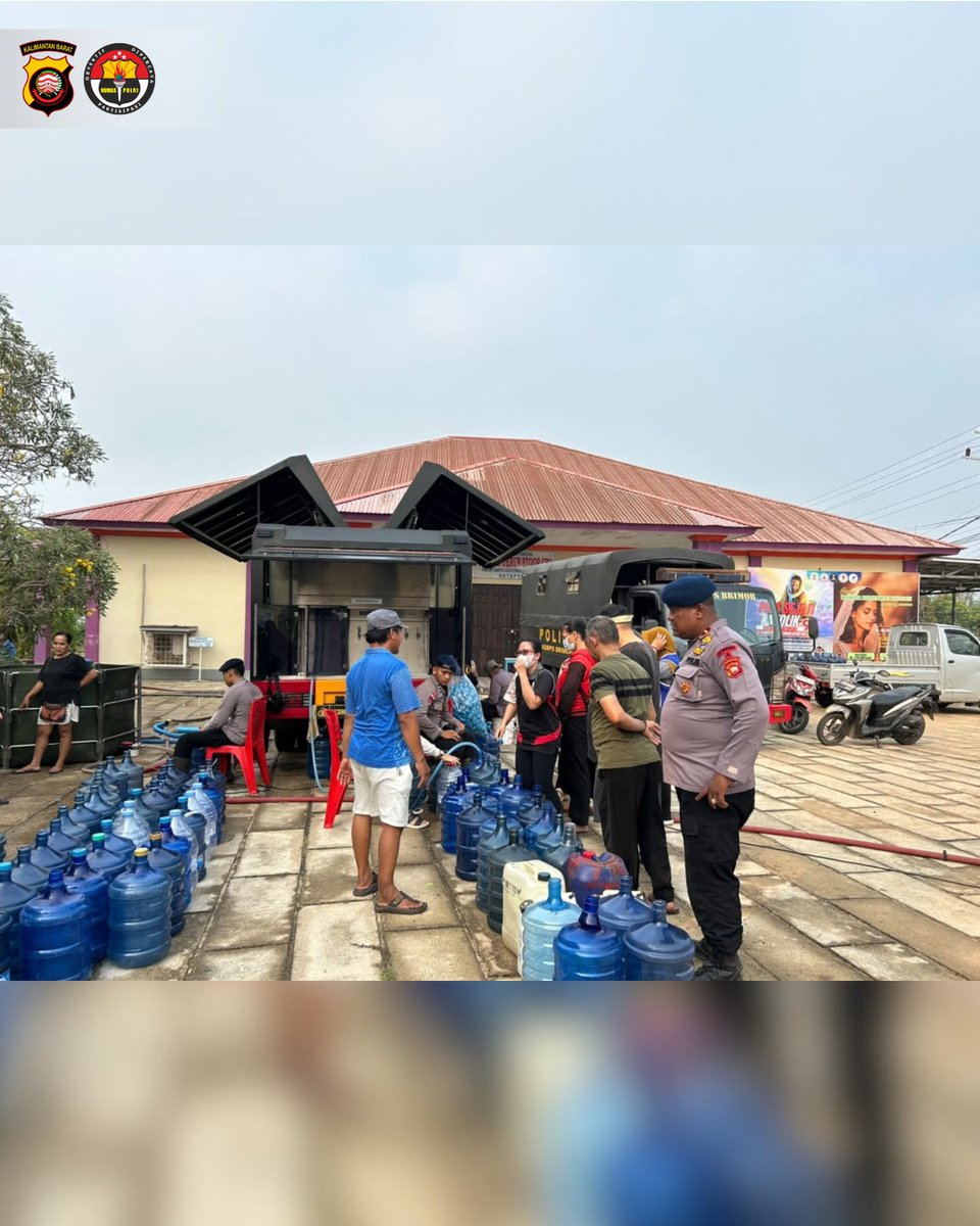 BidhumasKalbar's tweet photo. Bantu Masyarakat di Tengah Kesulitan, Brimob Kalbar Salurkan Air Bersih
Satbrimob Polda Kalbar bergerak membantu warga Desa Payah Kumang, Kecamatan Delta Pawan, yang terdampak kemarau dan Karhutla, Selasa (29/9/2026).
#PoldaKalbar #HumasPoldaKalbar #Poldakalbarsiagakarhutla https://t.co/HfiPxmd3z8