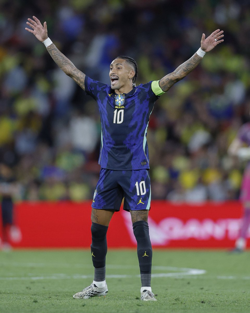 futebol_info's tweet photo. ⚠️🇧🇷 Raphinha é cortado da Seleção Brasileira e não viaja para amistoso contra a Índia, sábado.

O camisa 10 sentiu a coxa direita e foi substituído no intervalo da vitória sobre a Austrália. A CBF o liberou para voltar ao Barcelona e fazer tratamento.

Os exames não diagnosticaram lesão, apenas um pequeno edema. A decisão foi tomada por precaução.

Raphinha sofreu 4 lesões na mesma coxa na temporada passada e ficou fora por mais de 150 dias.

A CBF não convocará um substituto.

🗞️ @geglobo | @cahemota 
📸 Rafael Ribeiro/CBF