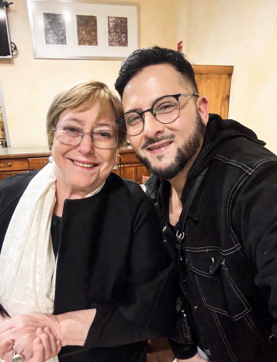 CexarAntonio's tweet photo. Fui a cenar  y me encontré con la Presidenta Michelle Bachelet en el día de su cumpleaños ♥️
Felicidades eternas Presidenta 😍

Gracias X la Invitación Eeeeellaaaaaa ✨

#MichelleBachelet2030 https://t.co/G9zCvb1qEC