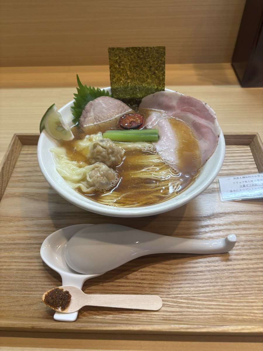 XI_ramen's tweet photo. 食べログ4.05(全国5位)のうお静
ちょっと言葉にできないくらい美味い。
煮干し醤油なんだけど、食べたことのないふんわりとした謎の旨みが来る。なんだこれ。
初めて入鹿TOKYO食べた時以来の衝撃。人生で食べたラーメンのTOP3入ります。
ご馳走様でした。
#うお静
#熱海　#網代 https://t.co/uFXqKTHces